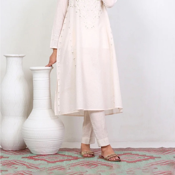 Elegant and lovely three piece Pakistani suit - Picture 3 of 8